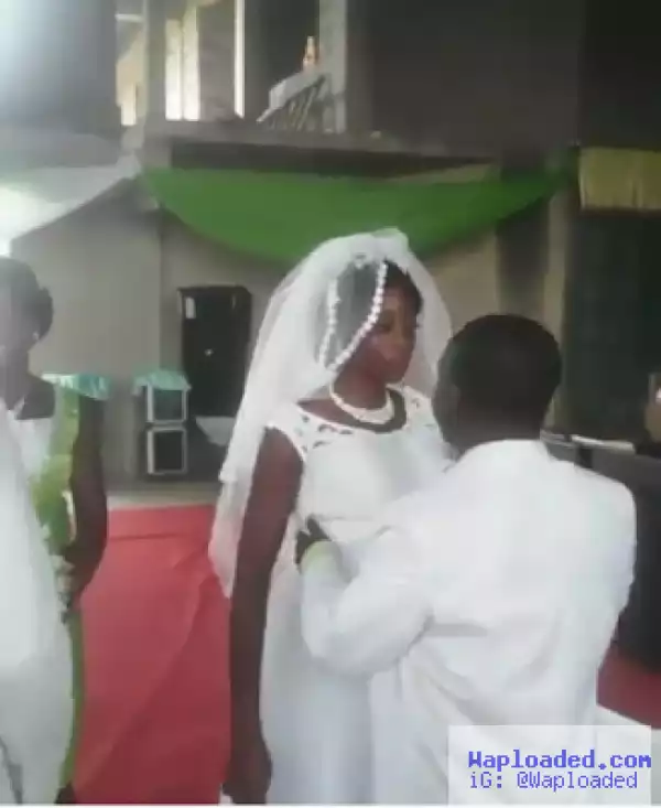 A Ghana Bride refuses to kiss her husband in church (Photos) 